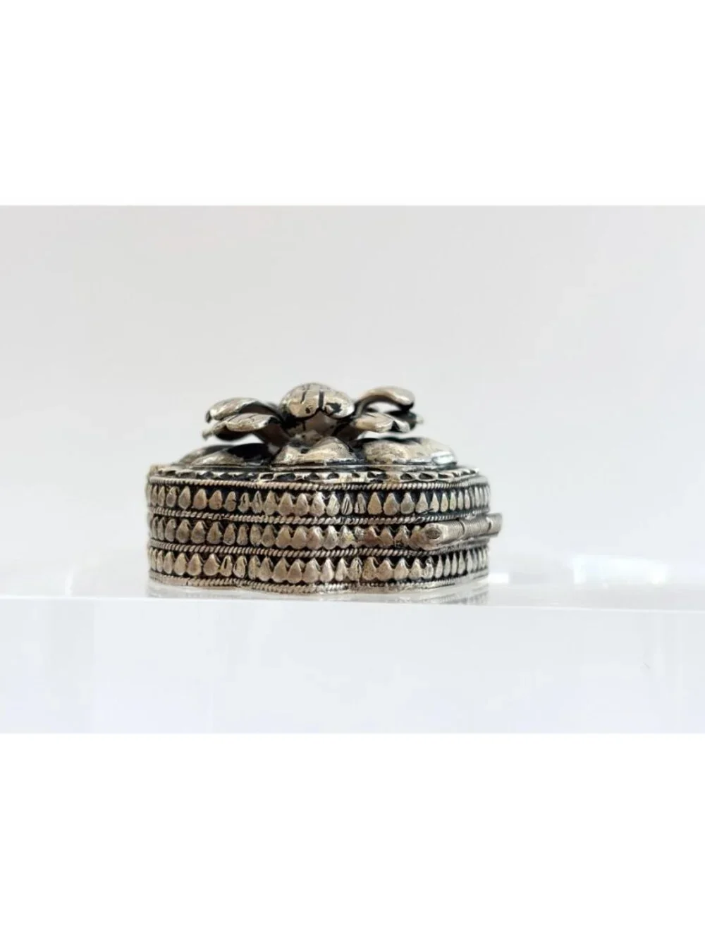 RARE Carved 980 Pure Silver Floral Scalloped Vintage Trinket Box | Jewelry Box